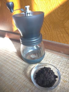 Nettoyant écologique pour les canalisation: le marc de café pour éviter les odeurs. Petite quantité seulement!