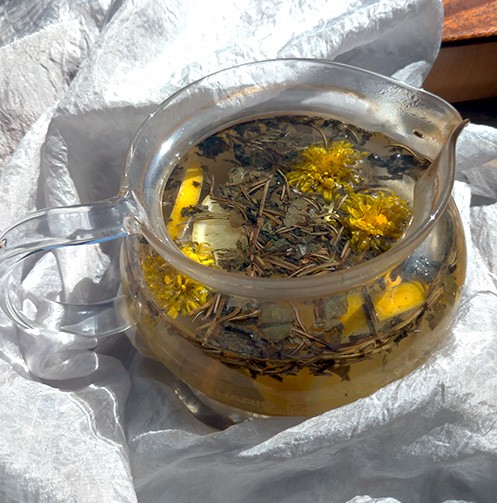 This image has an empty alt attribute; its file name is dandelion-tea.jpg